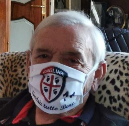 Gigi Riva con la mascherina