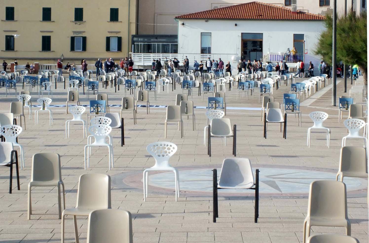 La protesta dei ristoratori in piazza Bovio a Piombino (foto Barlettani)