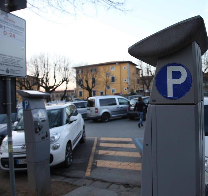 Parchimetri in funzione malgrado l’annuncio del Comune di Pietrasanta