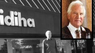 Fortunato Galantini davanti al suo negozio Idiha e, nel riquadro, una sua recente immagine