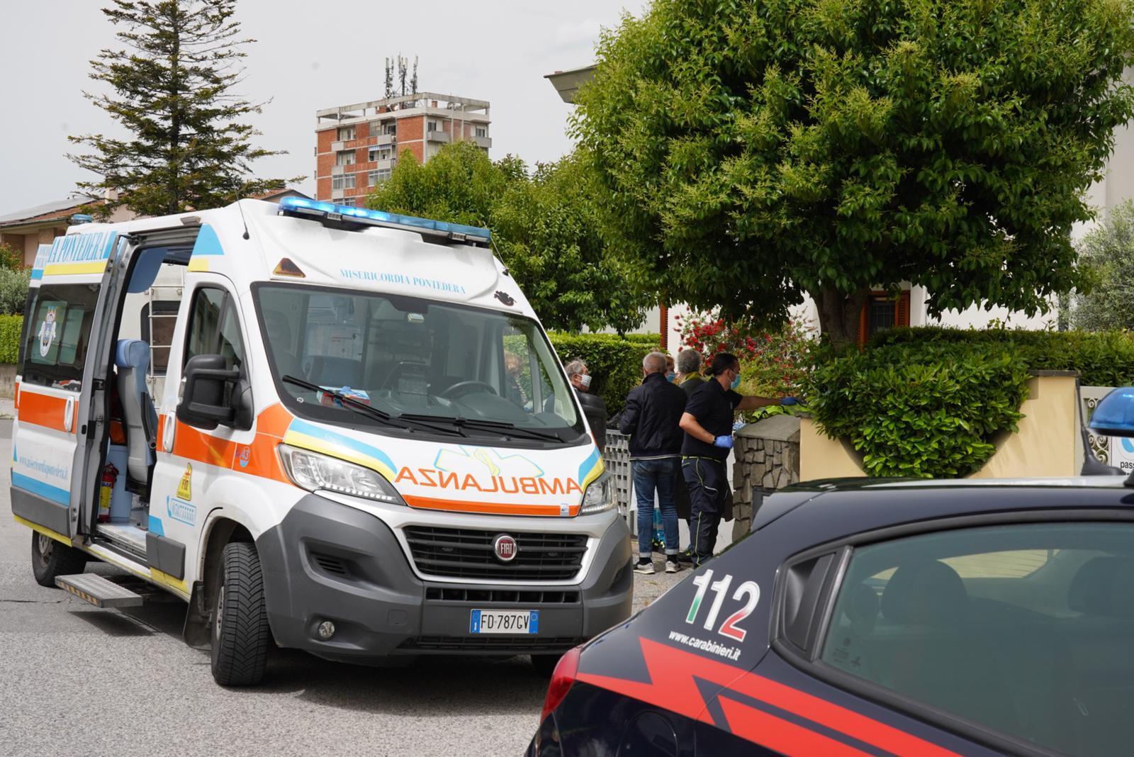 Ambulanza e carabinieri nell'abitazione di via De Nicola (foto Franco Silvi)