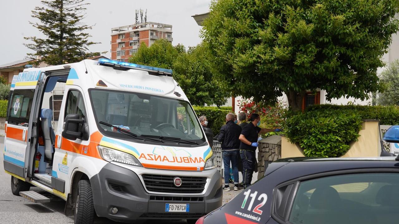 Ambulanza e carabinieri nell'abitazione di via De Nicola (foto Franco Silvi)