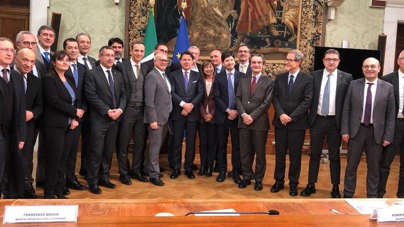 I rappresentanti delle Regioni e dell’esecutivo alla conferenza, pre Covid-19, che aveva programmato gli eventi per celebrare i 50 anni delle Regioni. Poi tutto sospeso per effetto della pandemia
