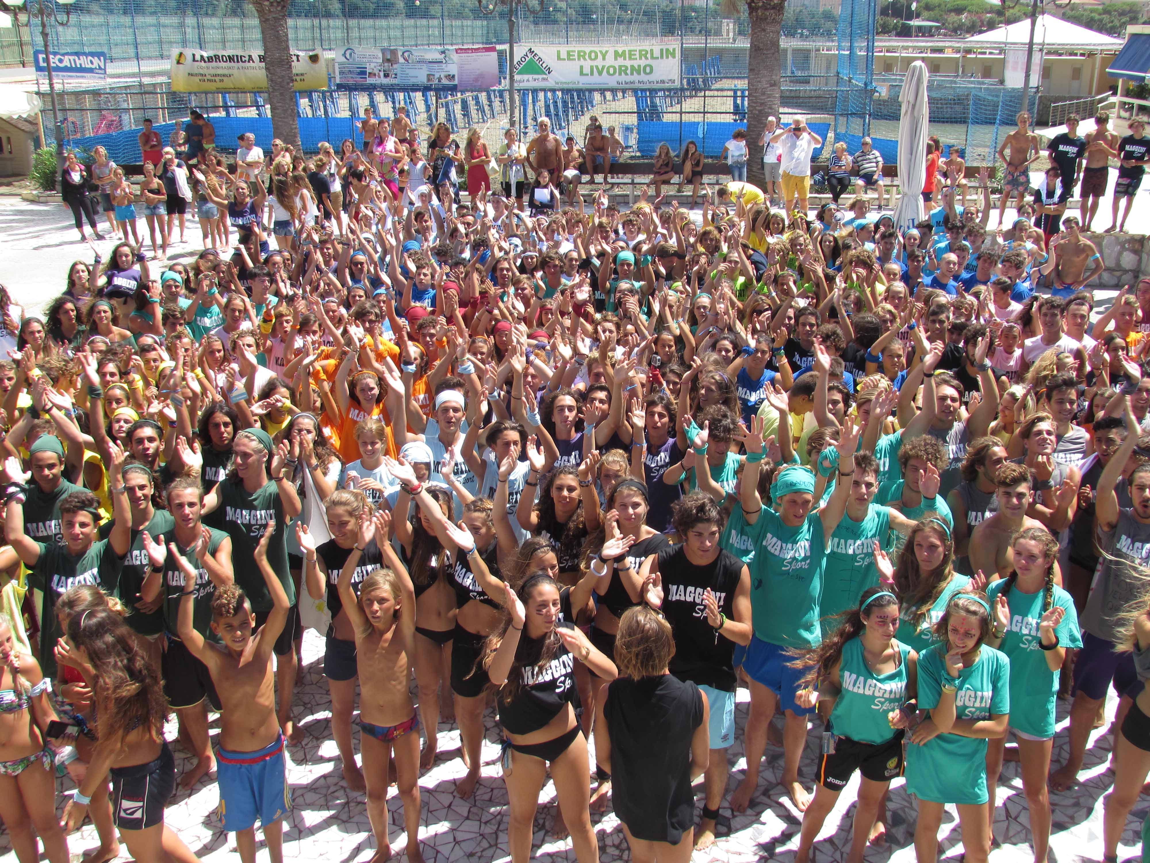 Un "mare" di giovani ai bagni Fiume nell'ambito di una delle numerose attività proposte dallo stabilimento