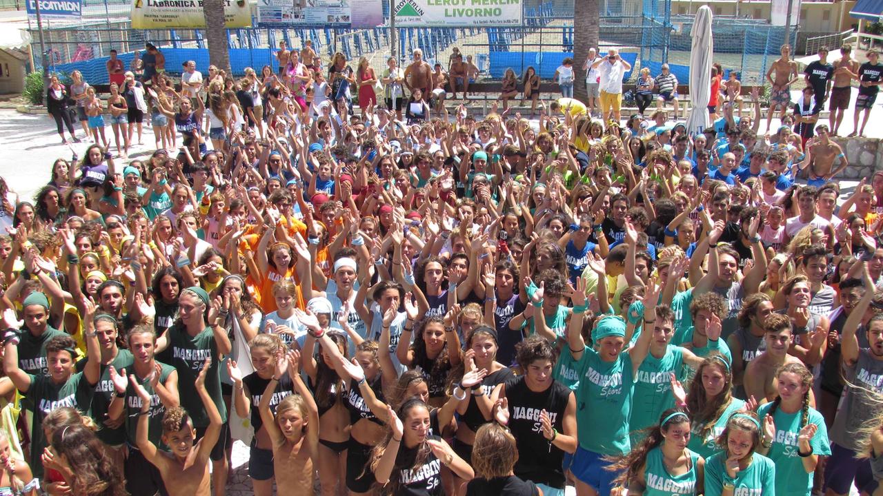 Un "mare" di giovani ai bagni Fiume nell'ambito di una delle numerose attività proposte dallo stabilimento