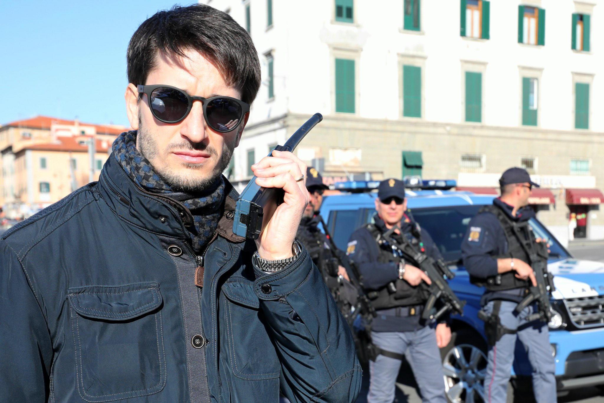 Il commissario capo Claudio Cappelli e gli agenti della polizia di Stato (foto Dario Marzi)