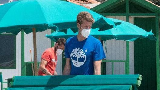 Lavori di sistemazione della spiaggia al bagno Piero a Forte