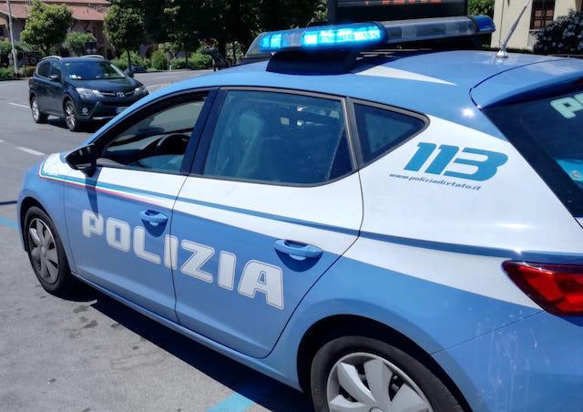 Si conquistano la fiducia di un anziano e lo accoltellano per soldi