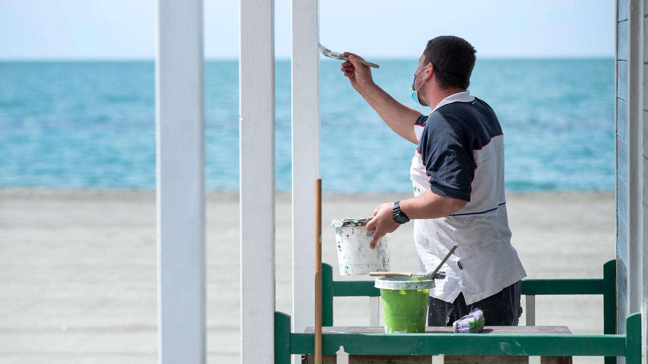 Gli ultimi ritocchi allo stabilimento balneare (Roberto Monaldo/LaPresse LaPress)