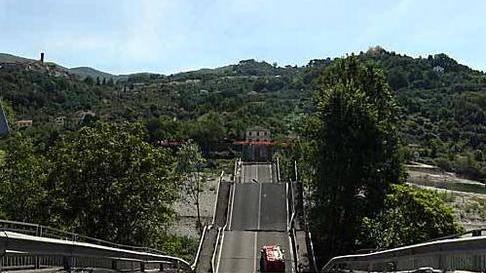 L’azienda spinge sul ponte provvisorio Il territorio dice no