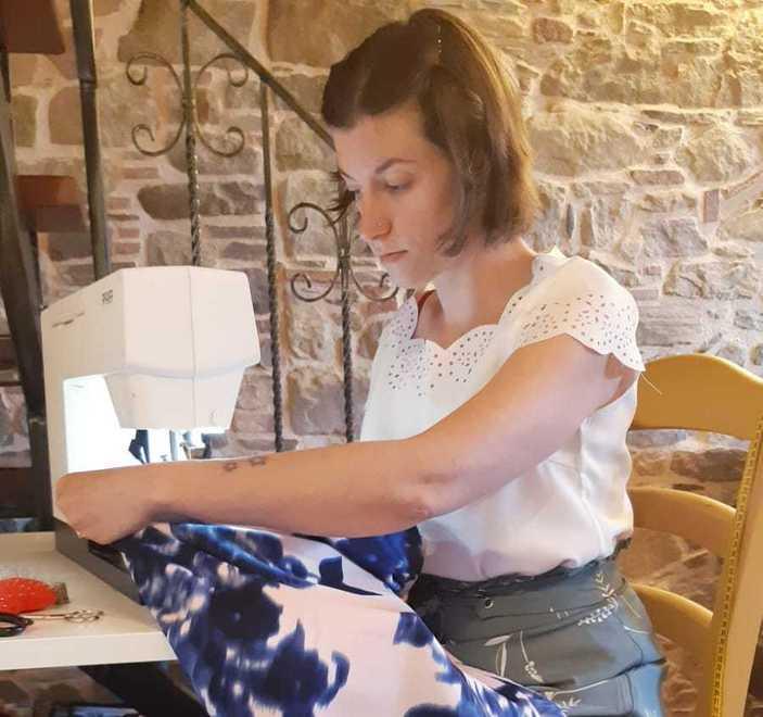 Cambia vita e si reinventa sarta Storia di una giovane mamma 
