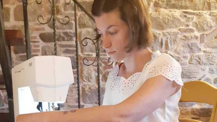 Cambia vita e si reinventa sarta Storia di una giovane mamma