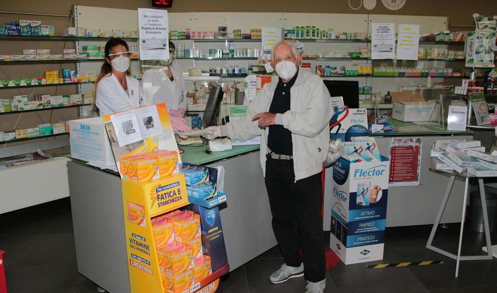 Ridotte le consegne delle mascherine gratuite in farmacia: code e disagi 