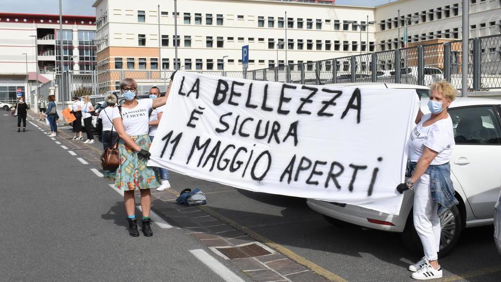 Lunedì riapertura ai clienti, ma manca ancora chiarezza