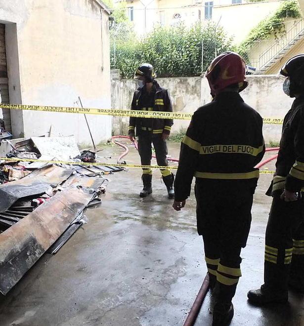 Magazzino distrutto in un rogo notturno 