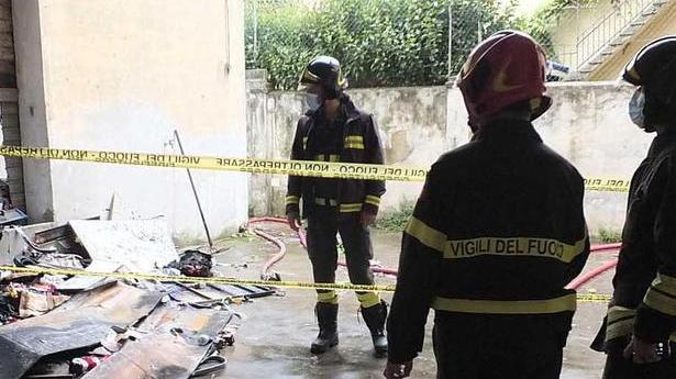 Magazzino distrutto in un rogo notturno