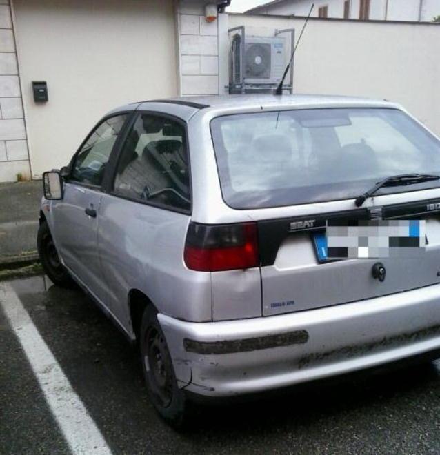 Trova l’auto con entrambi gli specchietti spezzati
