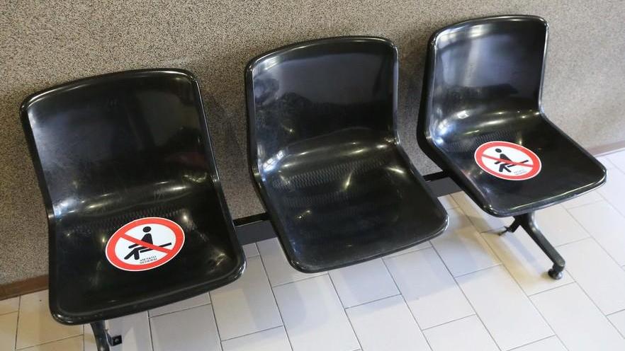 La giustizia riparte fra distanze e igienizzanti Dietro le mascherine i timori per la pandemia