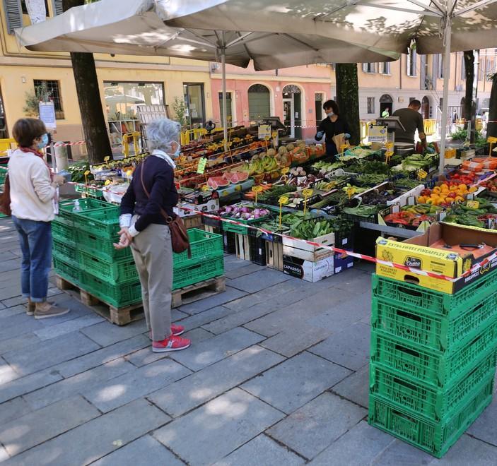 Riparte il mercato settimanale ma tra i banchi c’è poca gente