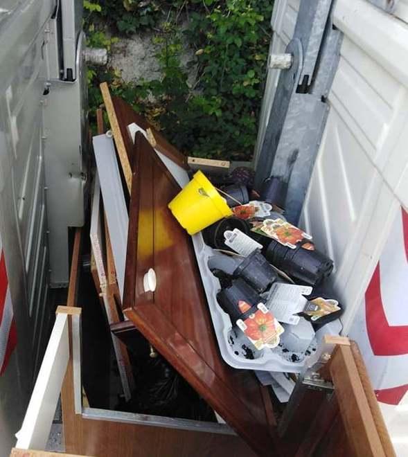 Rifiuti abbandonati e lo sfogo del sindaco