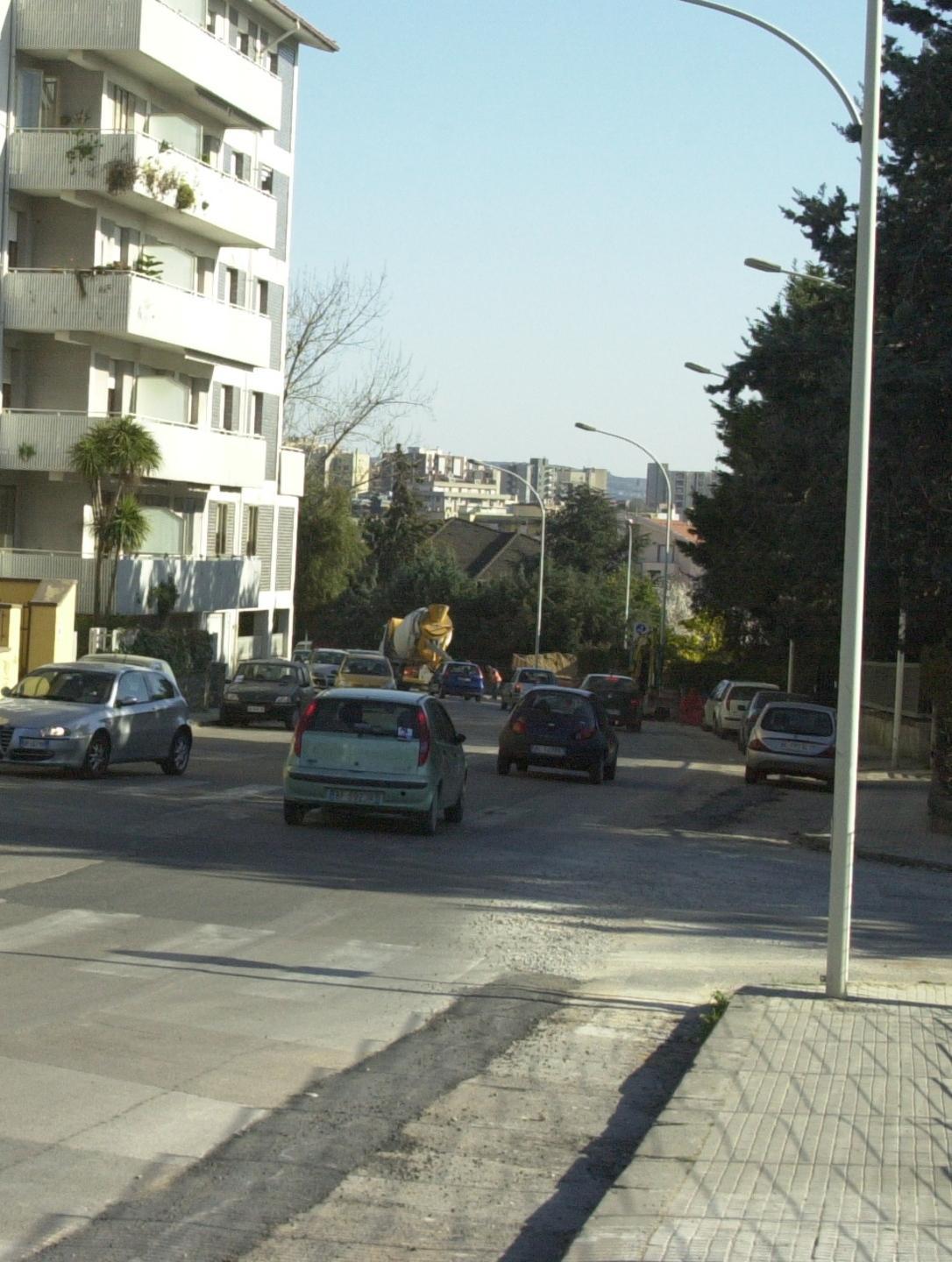 Marciapiede pericoloso in via Gramsci 