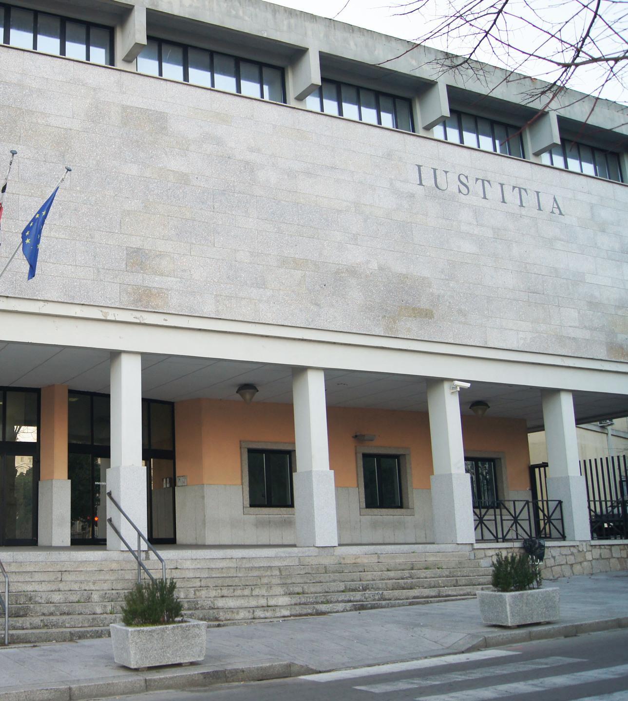 Uccide un cane a badilate: 54enne di Santa Teresa a processo 