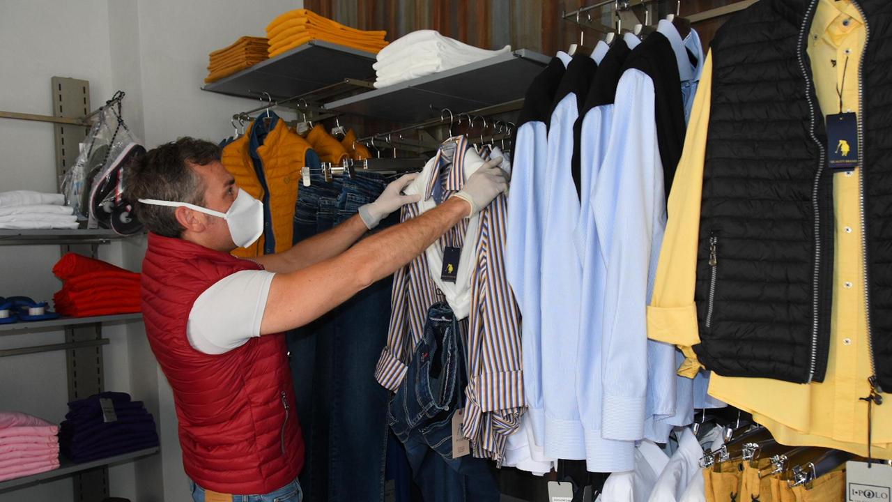 Rossi riapre subito i negozi, ancora dubbi sulle date per bar e parrucchieri. Il Pd lo incalza: "Il via dal 18"