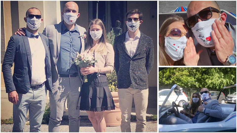 Alberto Viscusi e Giulia Marmugi (al centro) insieme ai due testimoni di nozze fuori dal Comune di Monsummano, i neo sposi, con i volti coperti dalle mascherine, mostrano la fede alla mano e la coppia sull’auto presa a noleggio con cui hanno raggiunto il palazzo comunale monsummanese
