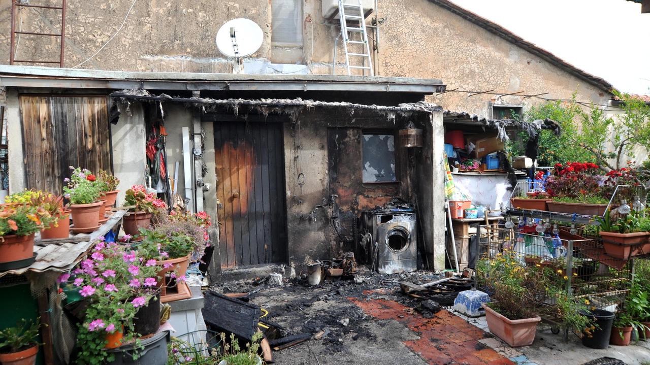 Il luogo dell'incendio dopo lo spegnimento (Foto Giorgio)