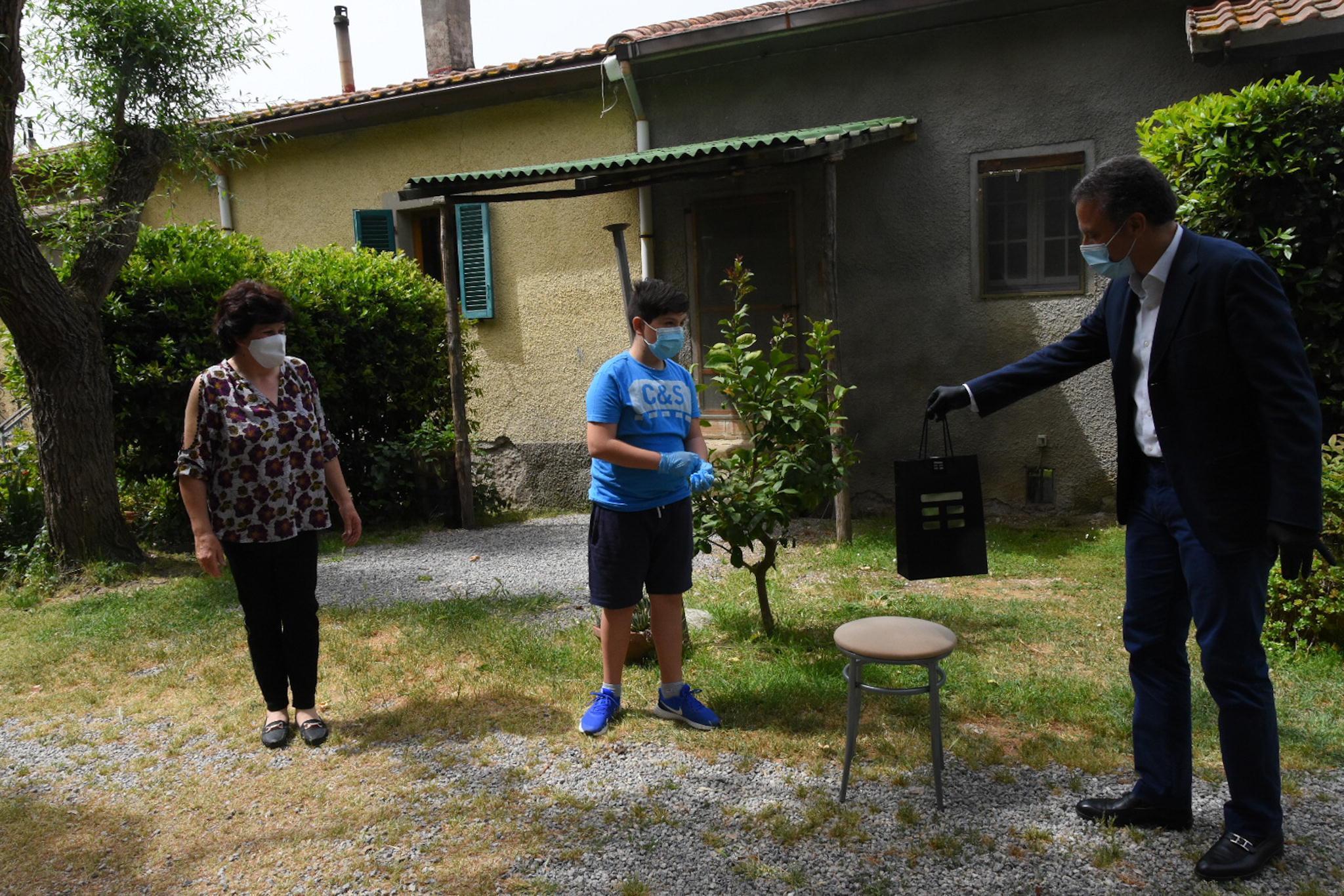 Giulio Giovannini con la mamma Gloria e il direttore della comunicazione di Tim Simone Cantagallo (foto Bf)