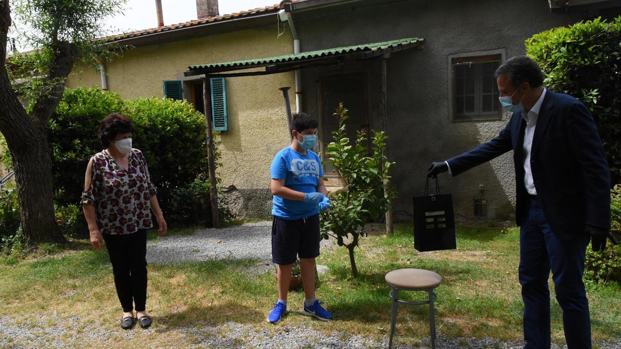Giulio Giovannini con la mamma Gloria e il direttore della comunicazione di Tim Simone Cantagallo (foto Bf)