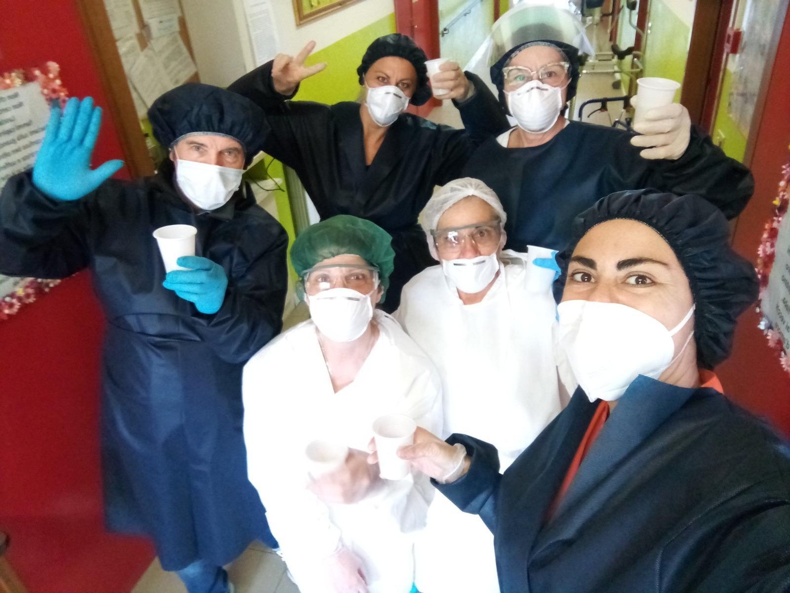 Il brindisi degli operatori della casa di riposo di Comeana