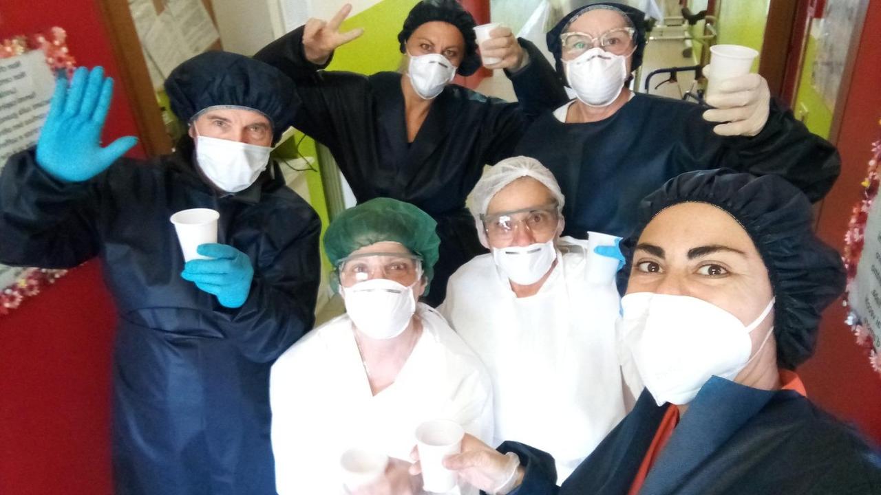 Il brindisi degli operatori della casa di riposo di Comeana