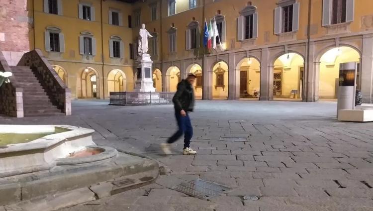 Tonino in piazza del Comune la prima sera di coprifuoco
