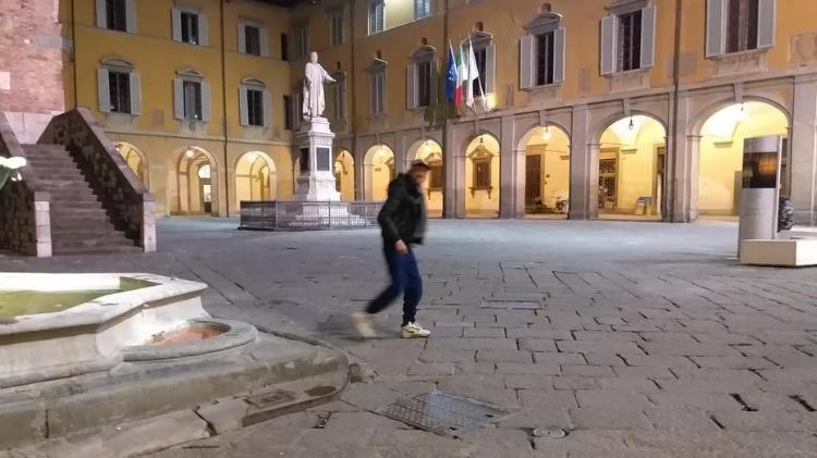 Tonino in piazza del Comune la prima sera di coprifuoco