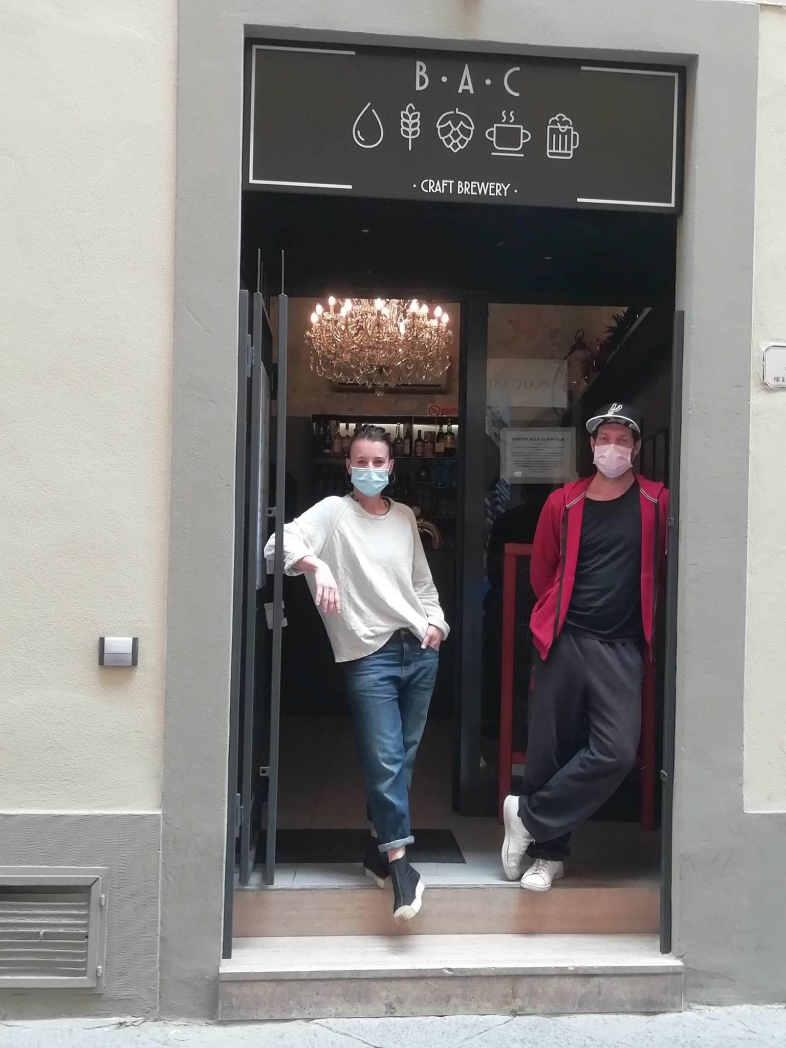 Diletta Bargioni ed Edoardo Alessi davanti alla birreria
