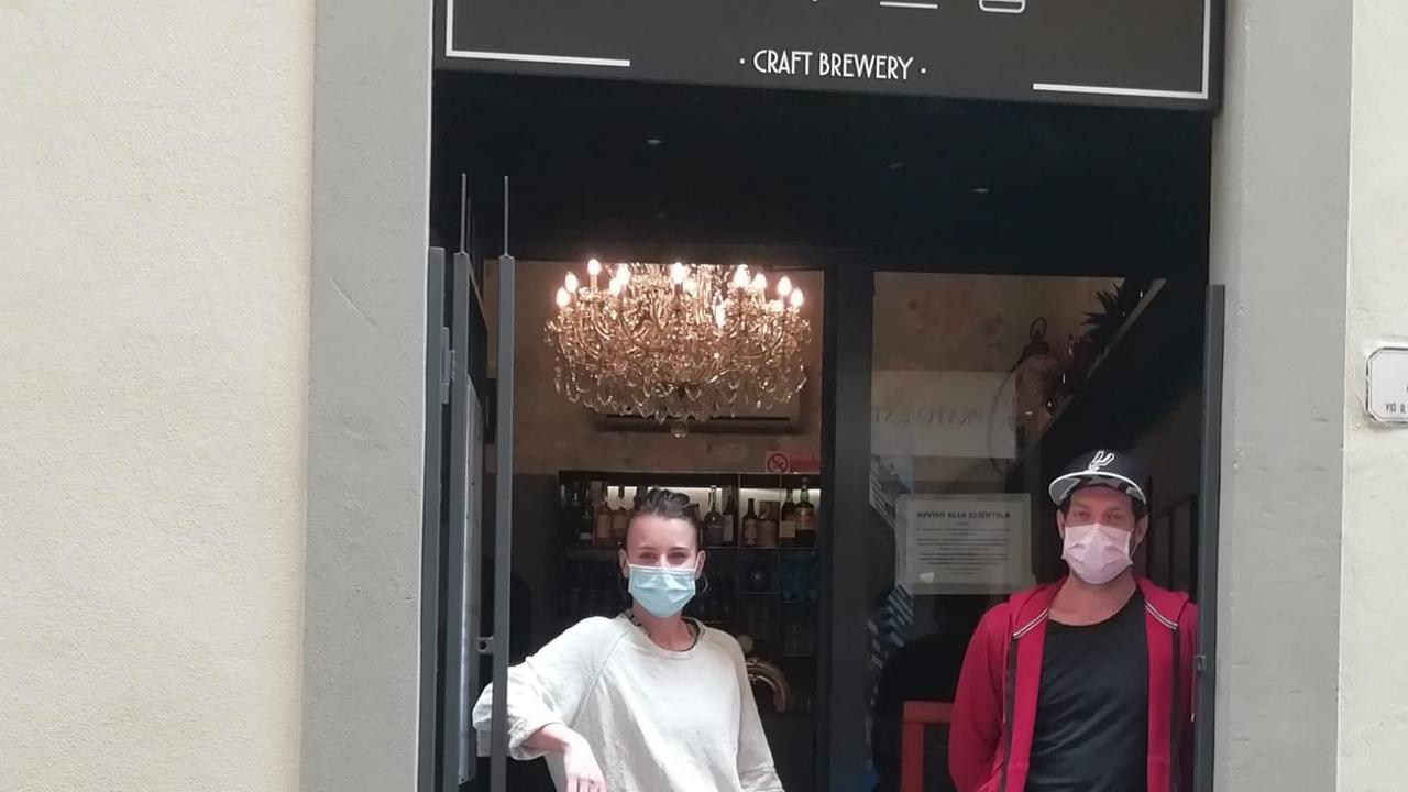 Diletta Bargioni ed Edoardo Alessi davanti alla birreria