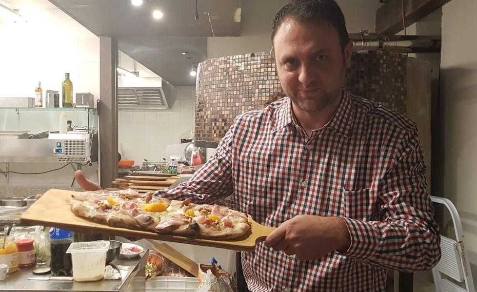 Rubano l’insegna alla pizzeria riaperta dopo il lockdown 