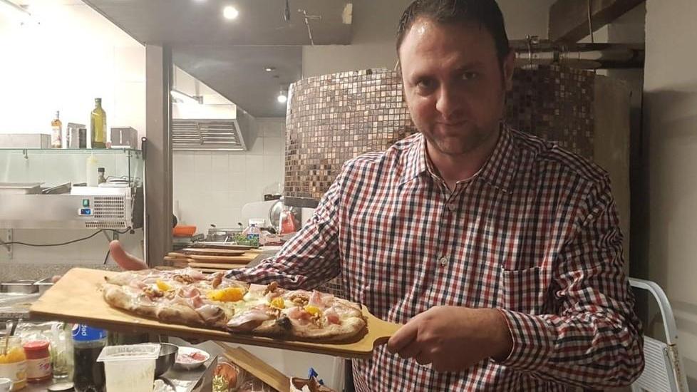 Rubano l’insegna alla pizzeria riaperta dopo il lockdown