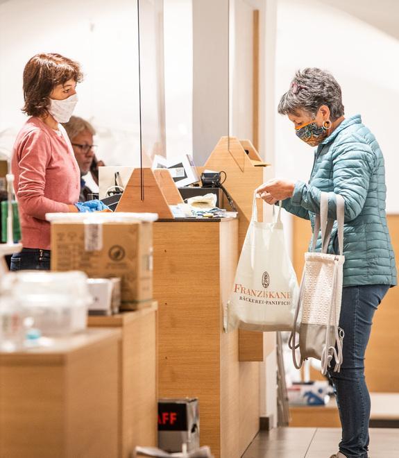  Gel, dispenser e guanti costano 200 euro ai negozi 