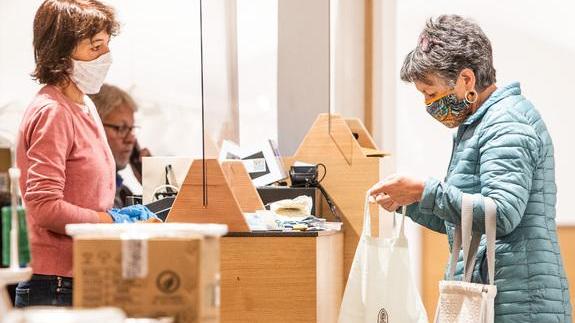 Gel, dispenser e guanti costano 200 euro ai negozi