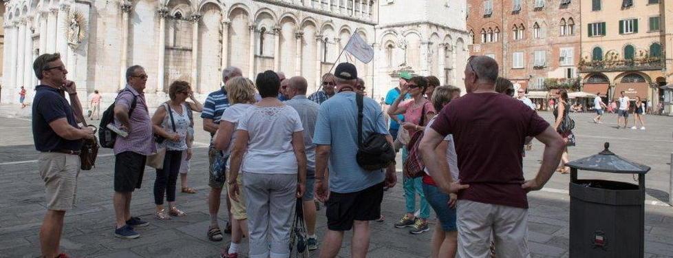 Turisti stranieri in piazza San Michele