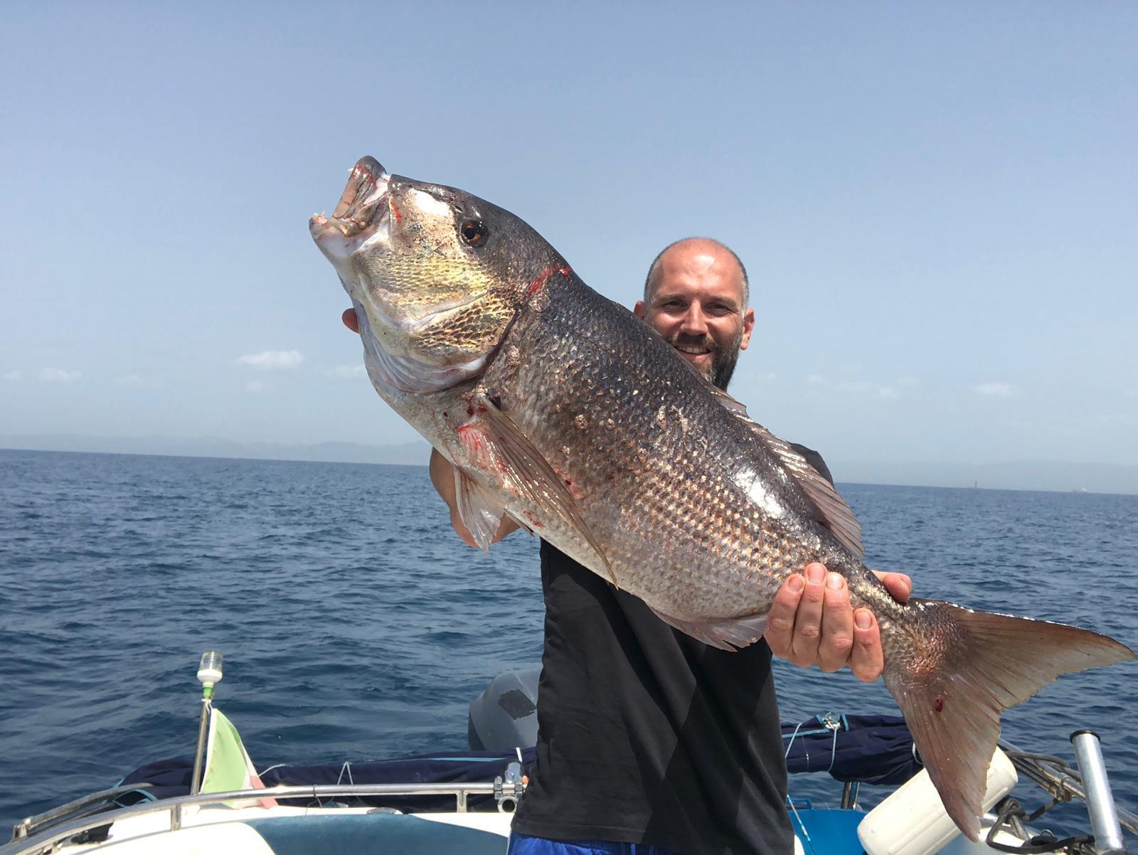 Pesca un dentice di 10 chilogrammi 