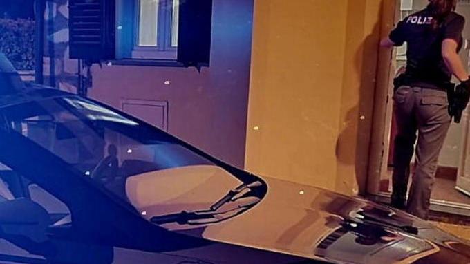 Stalker si finge poliziotto per molestarla