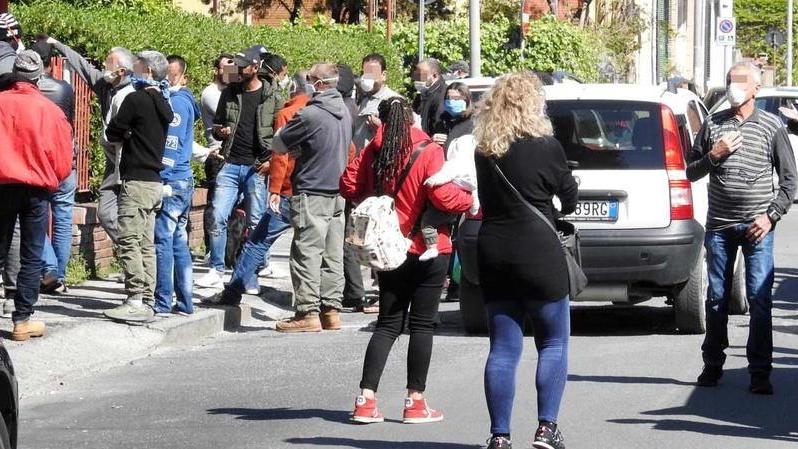 Officina 97: «Ancora metà dei buoni alimentari non sono stati consegnati»