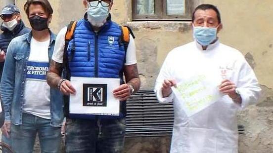 135 titolari di negozi e imprese in cammino per chiedere aiuto