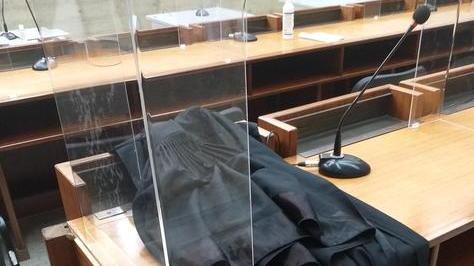 Pannelli in plexiglass e microfoni separati
