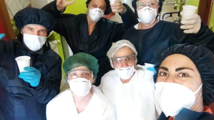 Rsa di Comeana, tutti guariti E gli operatori brindano