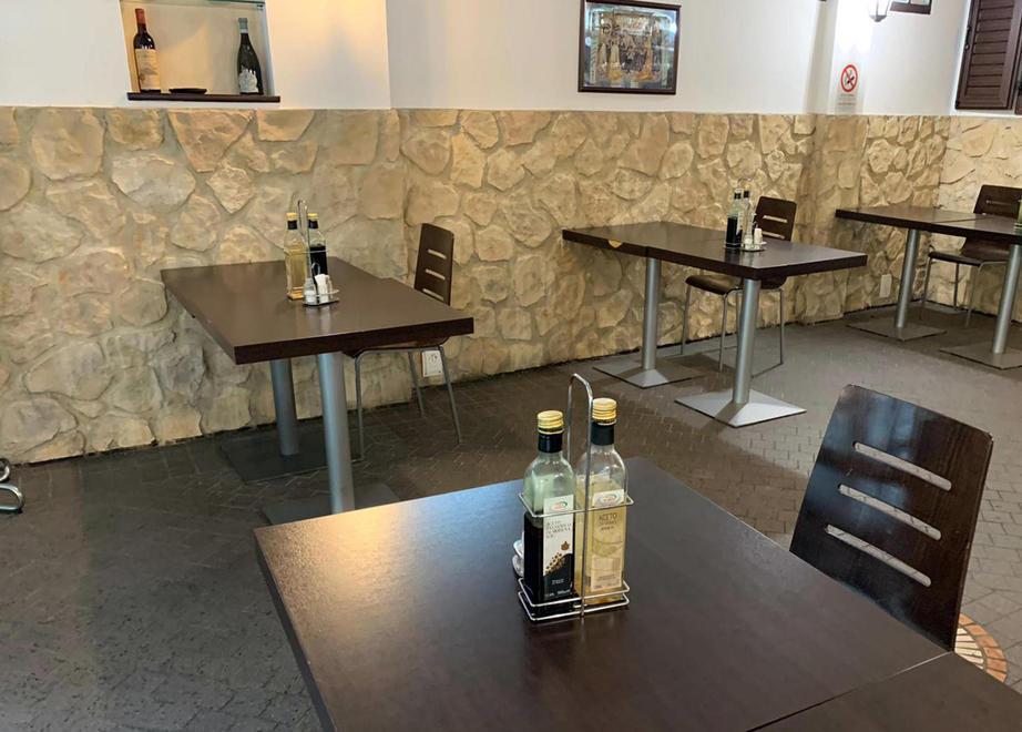 Tavoli distanti un metro, no al buffet 