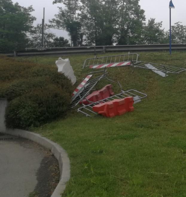 Tolgono i semafori e la segnaletica stradale del cantiere sul ponte